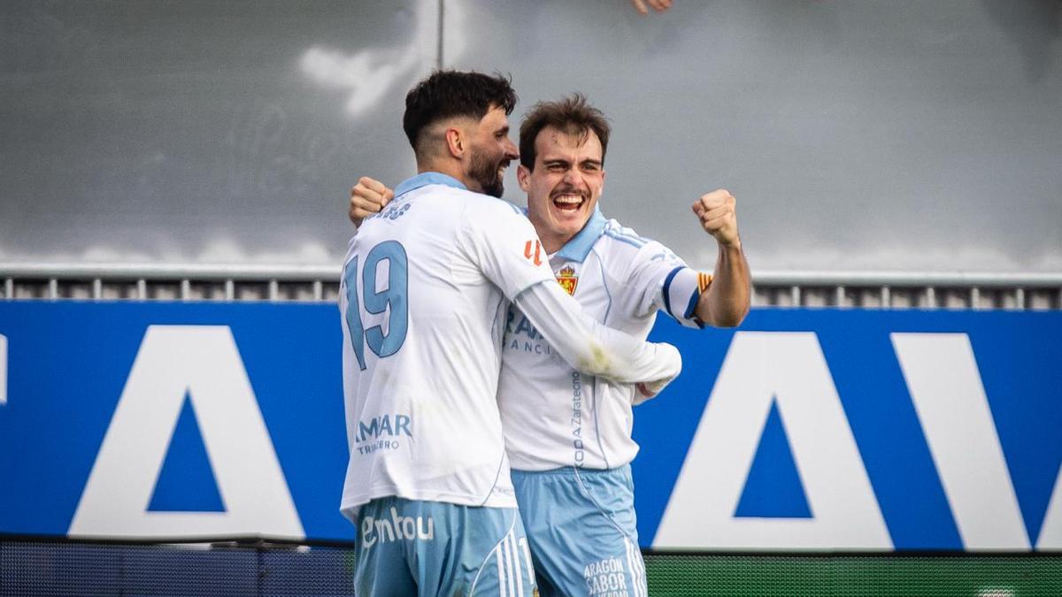 Kodro y Francho Serrano celebran el gol de capitán, que era el 3-1.