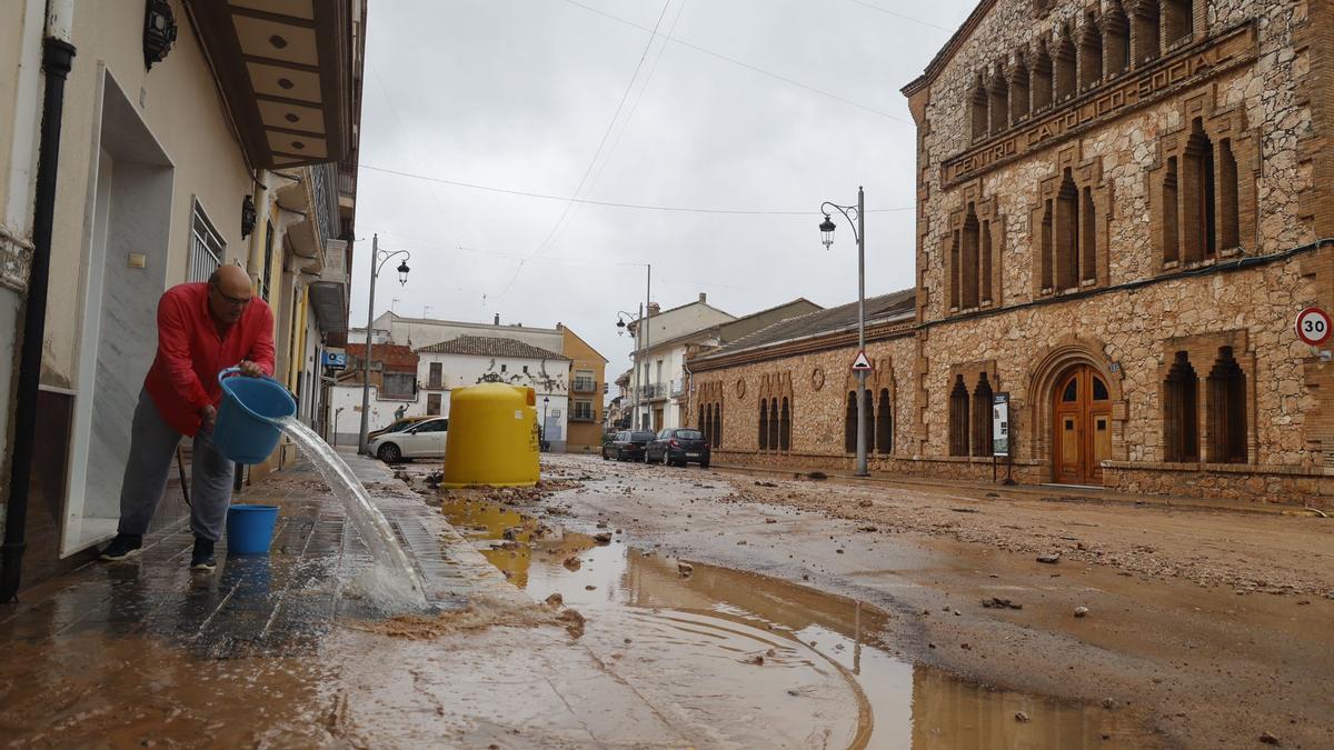 Los vecinos de Catadau sacan agua y barro de sus viviendas tras llover 200 litros en dos horas