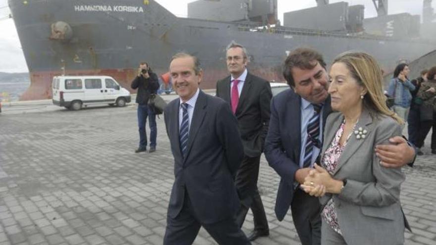 El presidente del Puerto, Enrique Losada; el alcalde, Carlos Negreira; y la ministra, Ana Pastor. / víctor echave