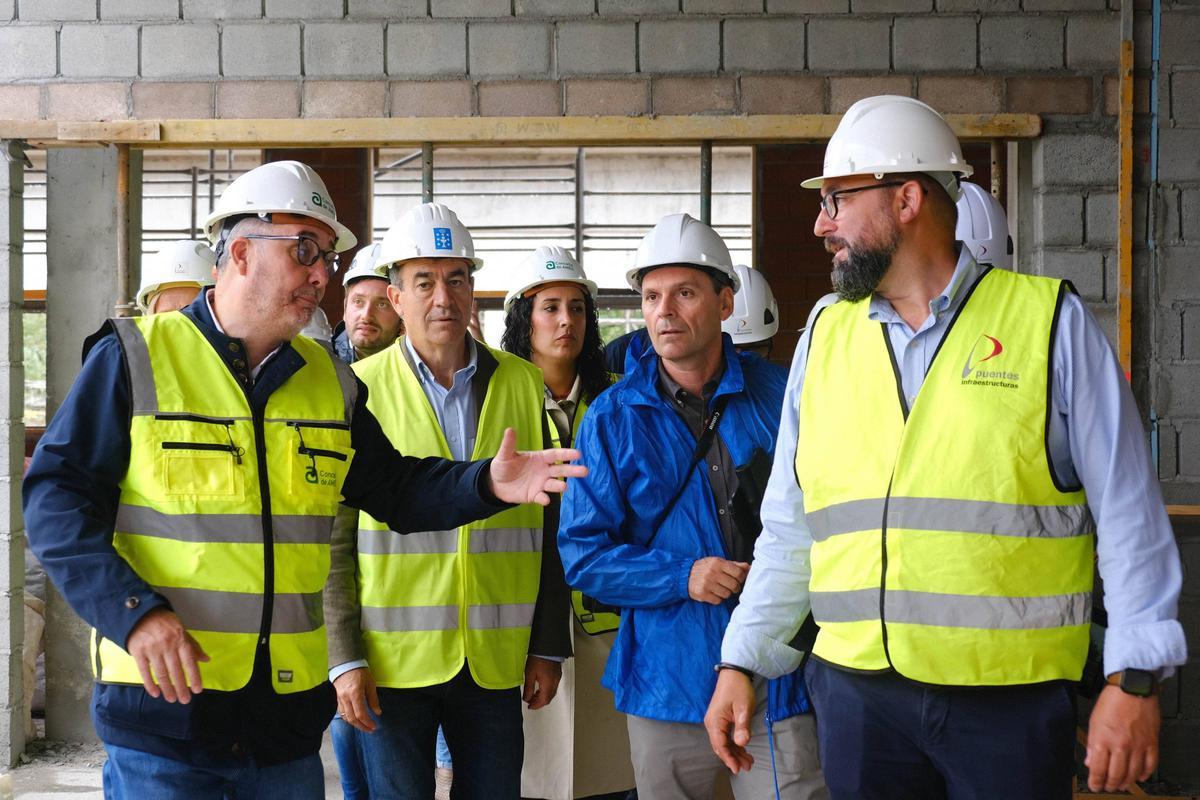 El conselleiro de Educación, Román Rodríguez, visita las obras del nuevo CEIP de O Milladoiro