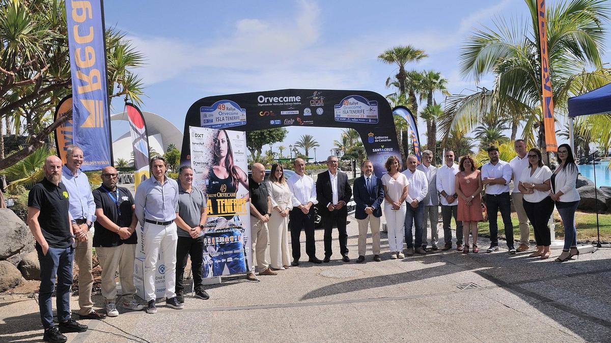 Autoridades, organizadores y patrocinadores en la presentación del Rallye Isla de Tenerife