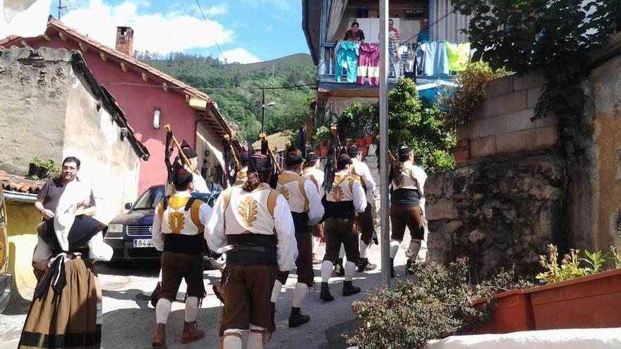 Un grupo de gaiteros recorre La Rebollá.