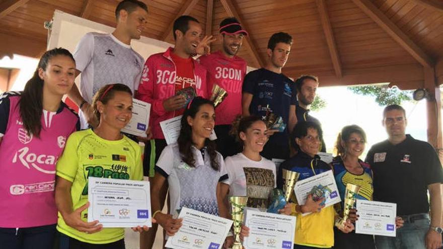 Los atletas más destacados de la categoría absoluta, en el podio final de la Carrera Popular Paco Artiles.