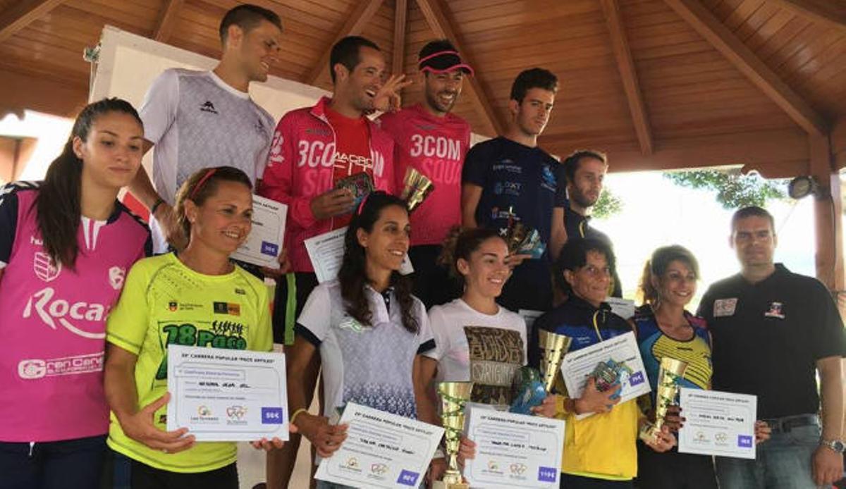 Los atletas más destacados de la categoría absoluta, en el podio final de la Carrera Popular Paco Artiles.