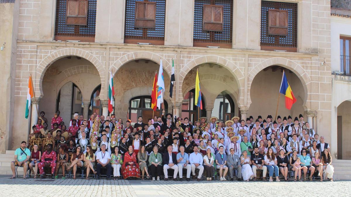 FOTOGALERÍA | El Ayuntamiento de Badajoz recibe a las delegaciones del Festival Folklórico Internacional de Extremadura