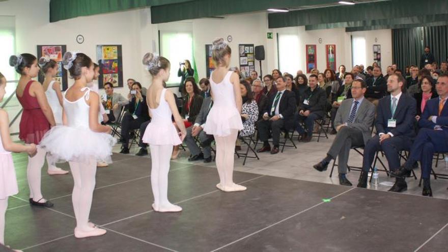 Actuación de baile durante el acto.