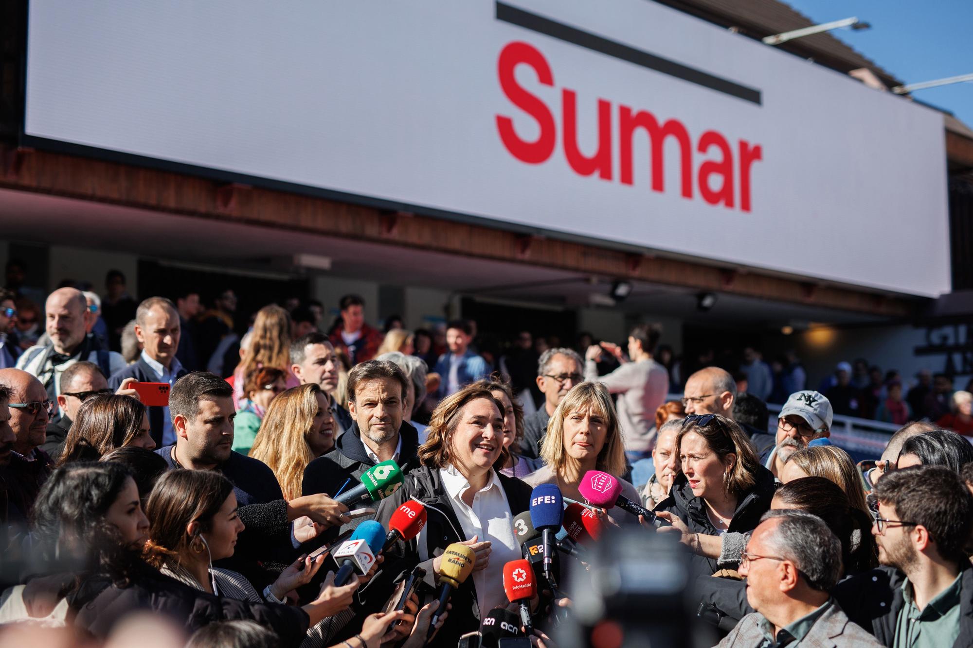 L'alcaldessa de Barcelona, Ada Colau, atén els mitjans a la seva arribada a l'acte de la plataforma Sumar al poliesportiu Antonio Magariños, a Madrid
