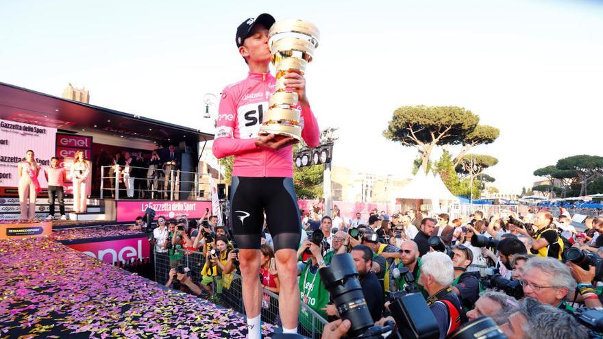 Chris Froome es passeja de rosa per Roma