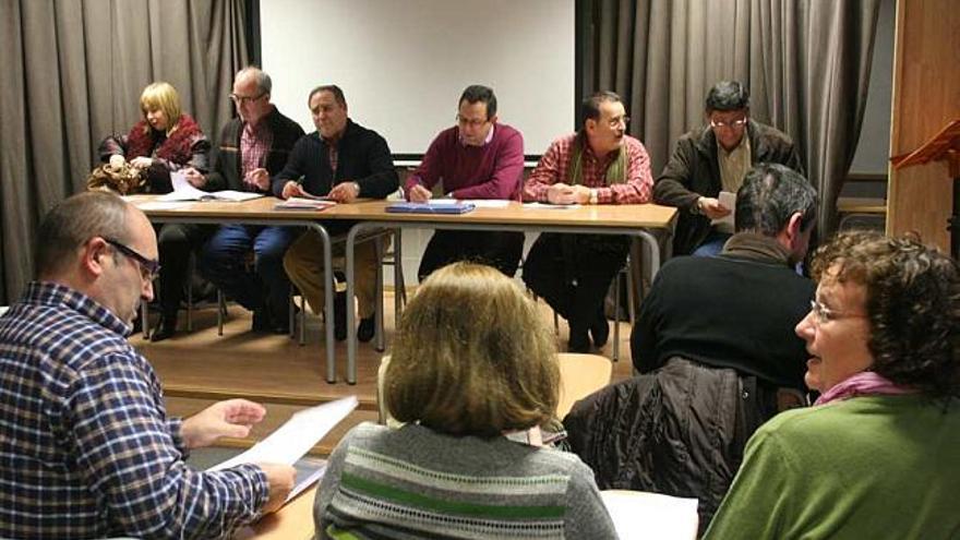 Los miembros de la Junta docente provincial, durante la reunión de la tarde de ayer en el IES Las Norias