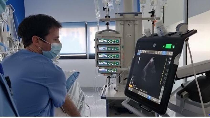 Clases para observar el corazón y los pulmones de los pacientes críticos en el hospital de Ibiza