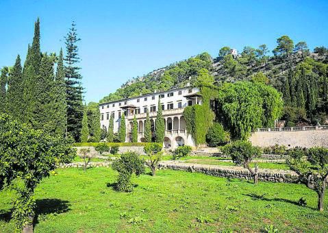 La impresionante casa señorial de Raixa rodeada de naturaleza.