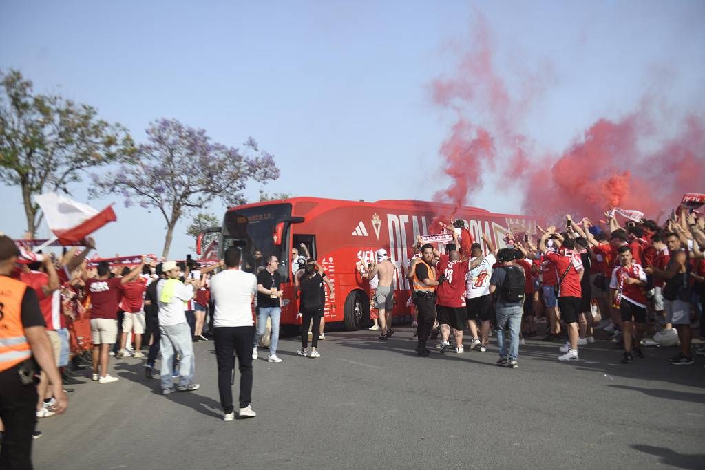 Recibimiento de la afición al Real Murcia antes del partido ante el Nástic