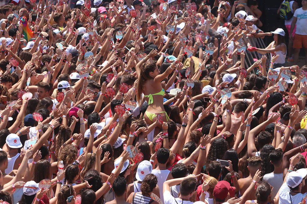 La playa de Sacaba es el escenario de más de doce horas de música en directo con la presencia de Efecto Pasillo, Gemeliers, Piso 21, la malagueña Ana Mena, Atacados, Critika y Saik, Carlos Marco...