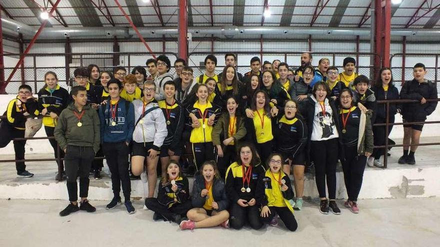 Competidores del Vila de Cangas, que obtuvieron cinco medallas en el Autonómico.