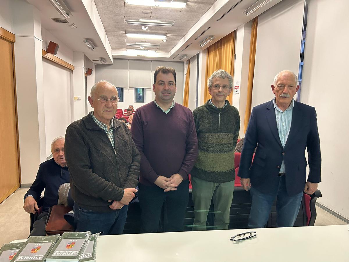 Por la izquierda Andrés Martínez, Sergio Hidalgo, Juan Ramón Fuentes y Ramón Rodríguez, este lunes, en la casa de cultura salense.