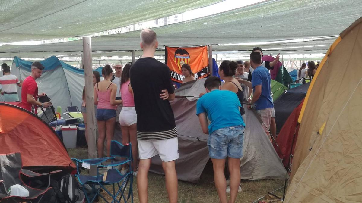 Numerosos jóvenes han ocupado la zona de camping con tiendas y banderas.