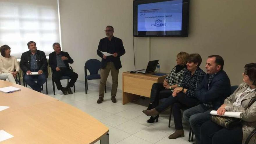 El Gobierno local de Cambre, ayer, durante la presentación de los presupuestos municipales.