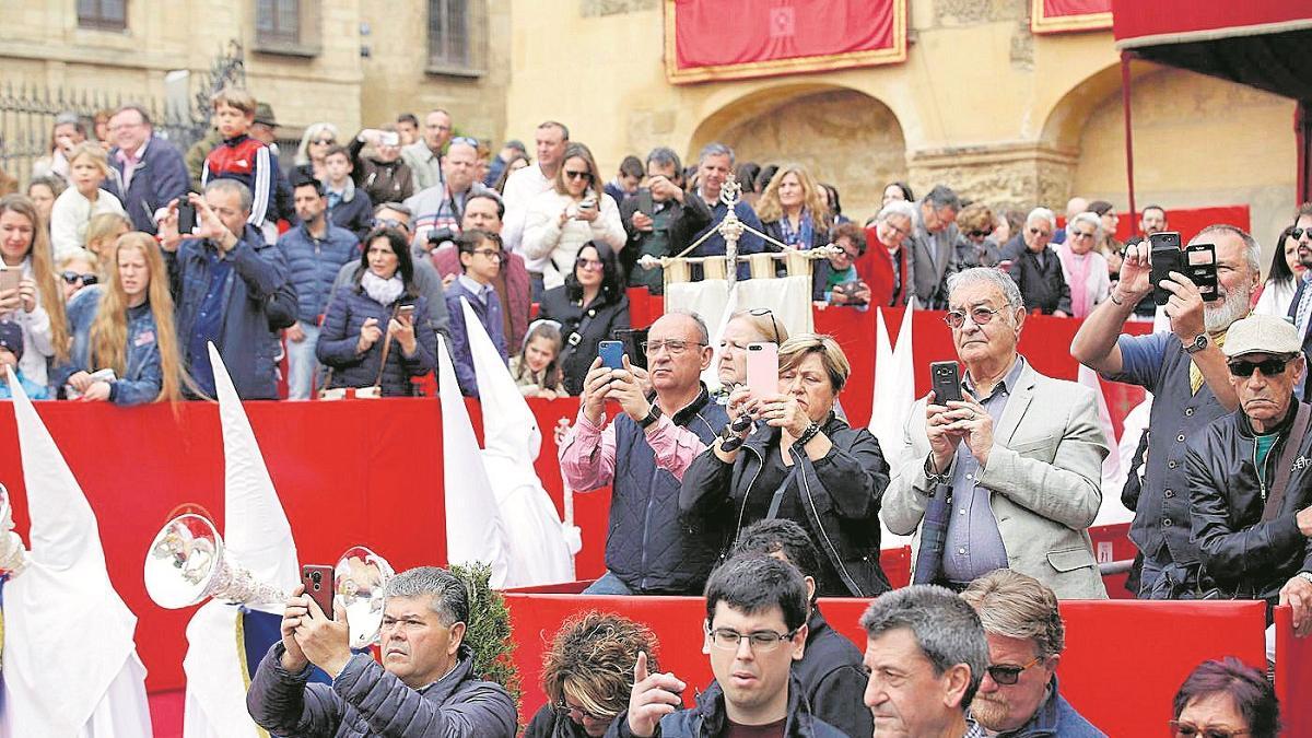 Palcos de la carrera oficial de la Semana Santa instalados junto a la Puerta del Puente.