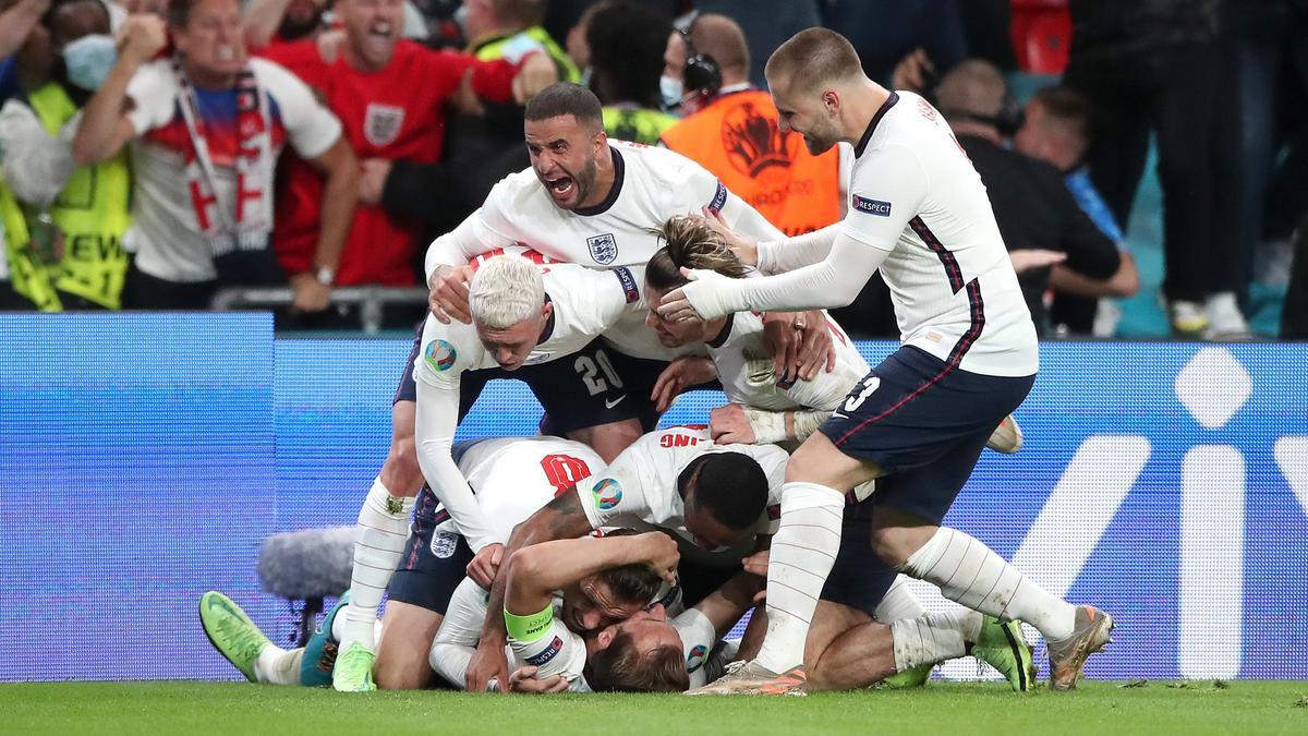 Los jugadores de Inglaterra, eufóricos, celebran el gol de la victoria.