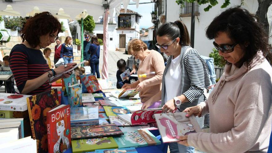 Visitantes en la Feria del Libro de Benalauría.