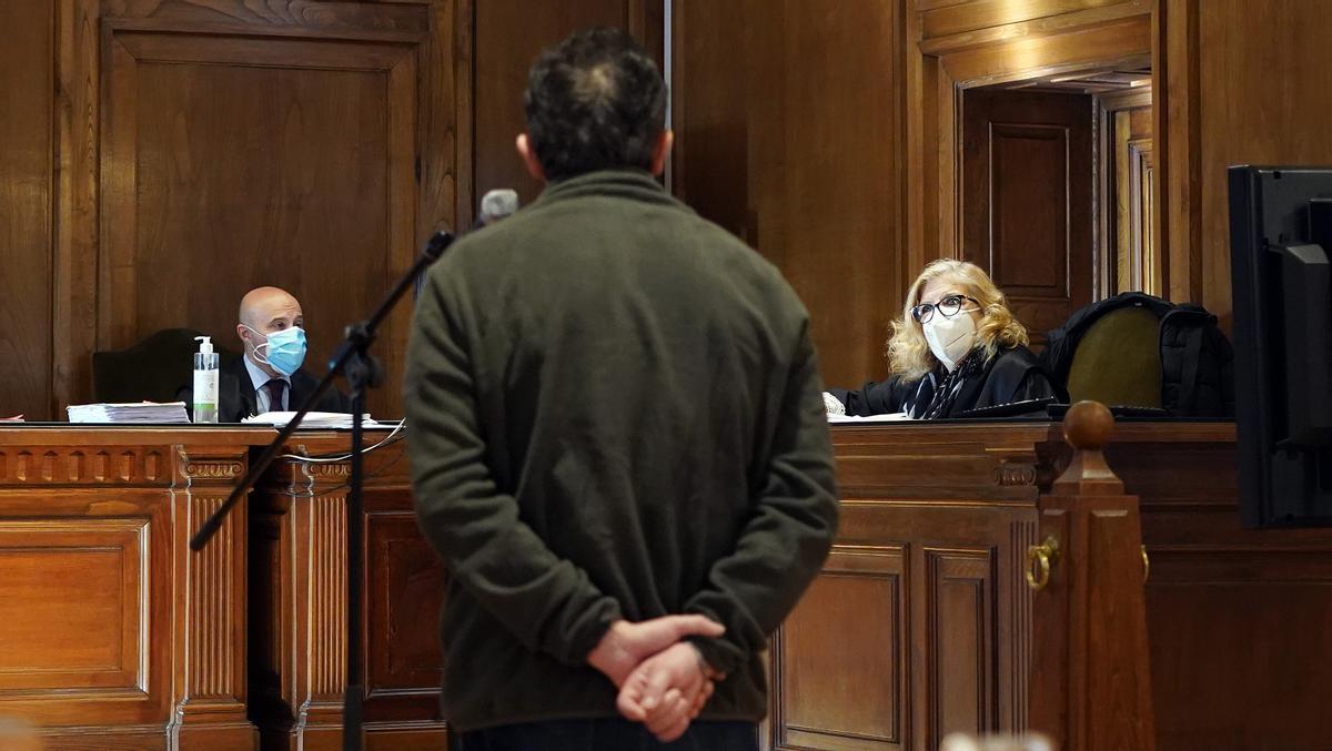 El acusado, de espaldas, responde a las preguntas de la fiscal del caso.