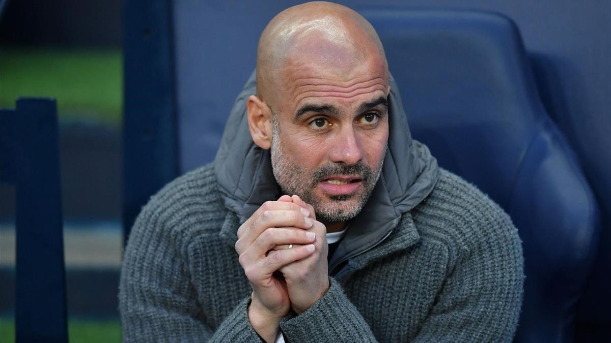 Pep Guardiola sentado en el banquillo del Etihad Stadium en el partido entre el Manchester City y el Tottenham Hotspur de cuartos de final de Champions League.