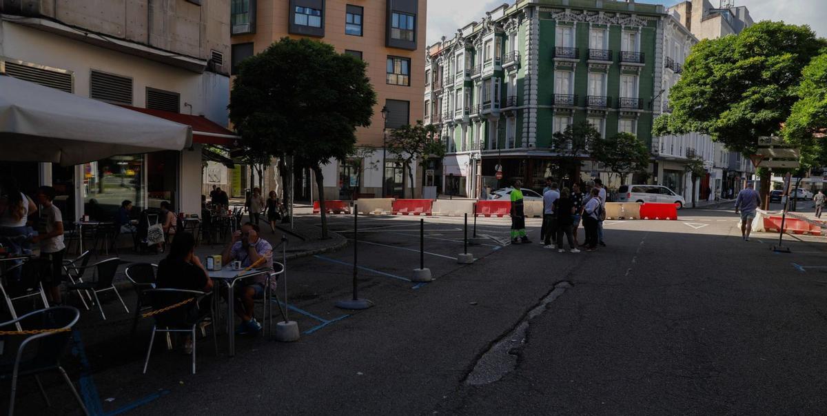 Terrazas en la plaza de La Merced, en la zona ya restringida al paso de vehículos y que va a peatonalizarse. | Mara Villamuza
