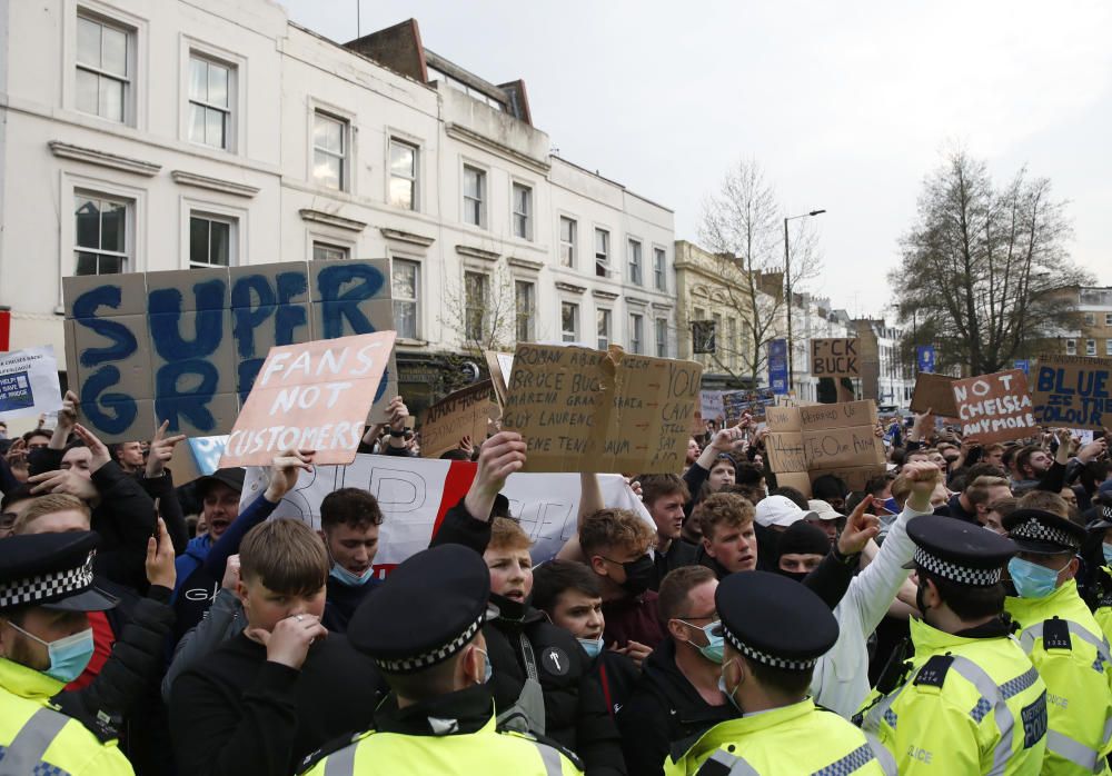 Manifestaciones en Stamford Bridge de los aficionados del Chelsea contra la Superliga