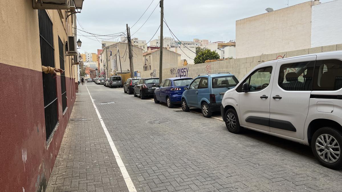Vehículos mal aparcados en la calle Trinidad.