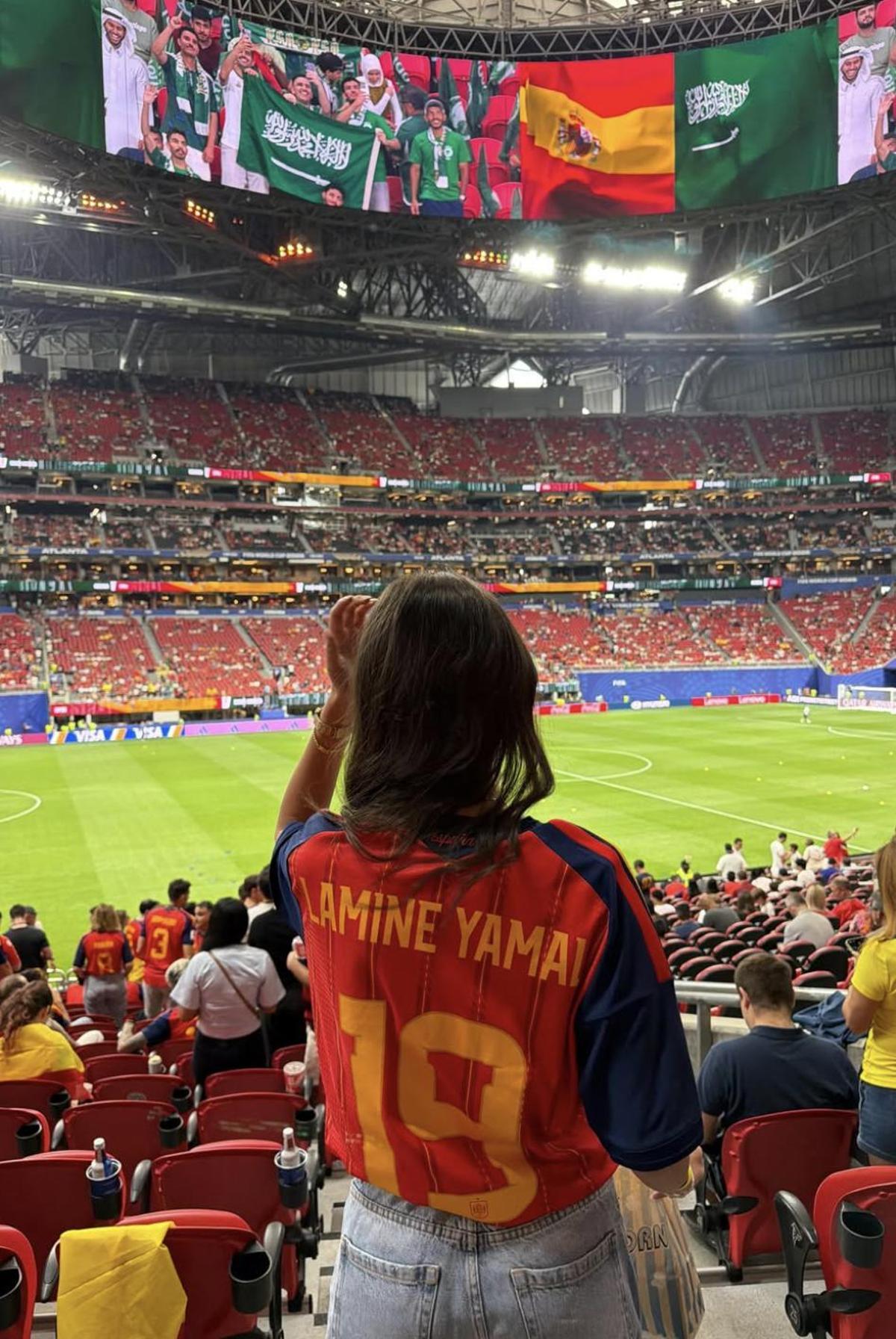 Inés García apoyando a Lamine Yamal en el Mundial 2026