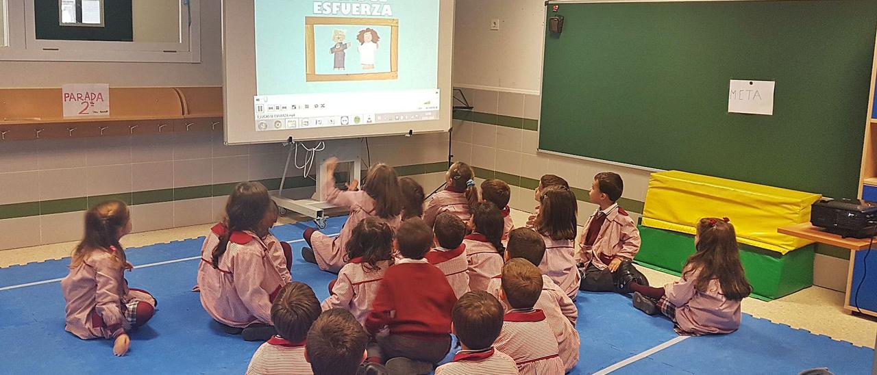 Taller de finanzas para niños de ValueKids impartido en un colegio de Madrid y juegos de mesa ‘Be Value’, también de ValueKids.