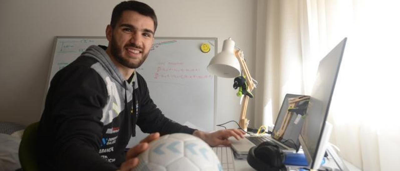 Santi López, en la zona de trabajo de su piso junto a un balón de balonmano. |  // GONZALO NÚÑEZ