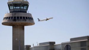 Un avión junto a la torre de control.