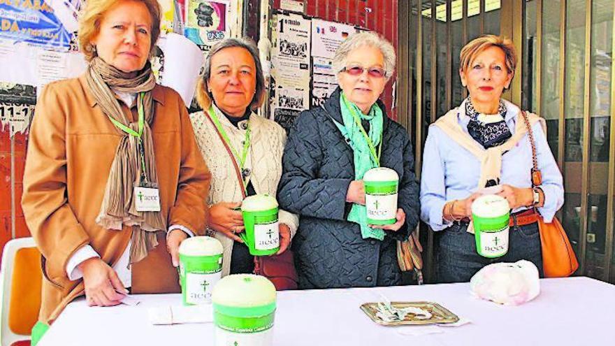 Voluntarias de AECC, ayer en Marín.