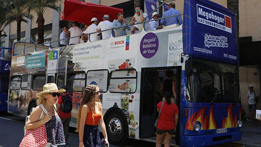 Estas Hogueras súbete al bus de Megahogar para ver las mascletás