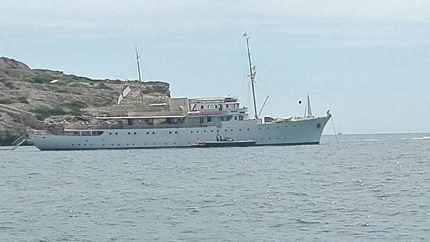 El yate &#039;Shemara&#039;, fondeado hoy sobre posidonia.