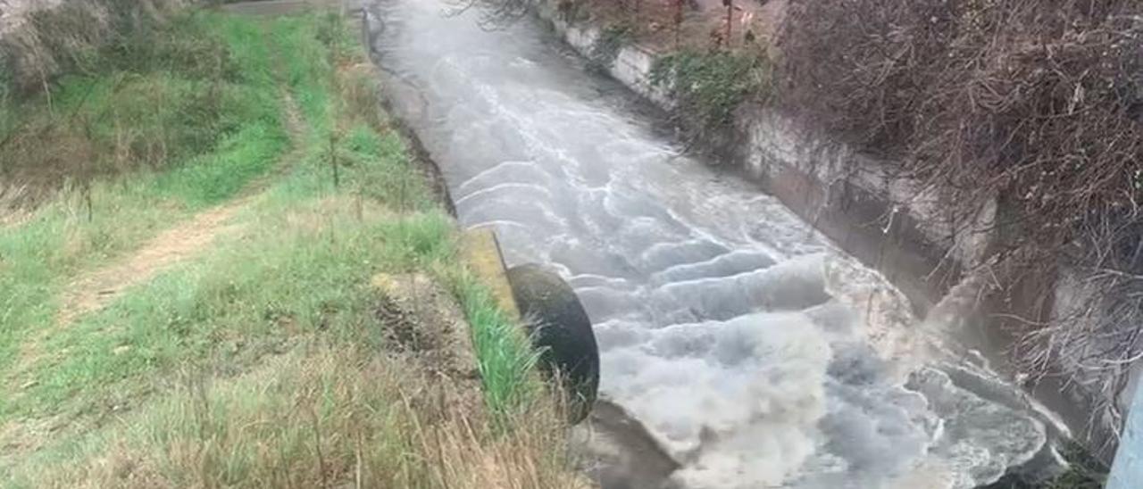 El col·lector a l’alçada del torrent de Sant Pau continua abocant aigües fecals al riu