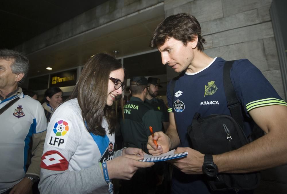 Aficionados reciben en Alvedro al Dépor tras sella