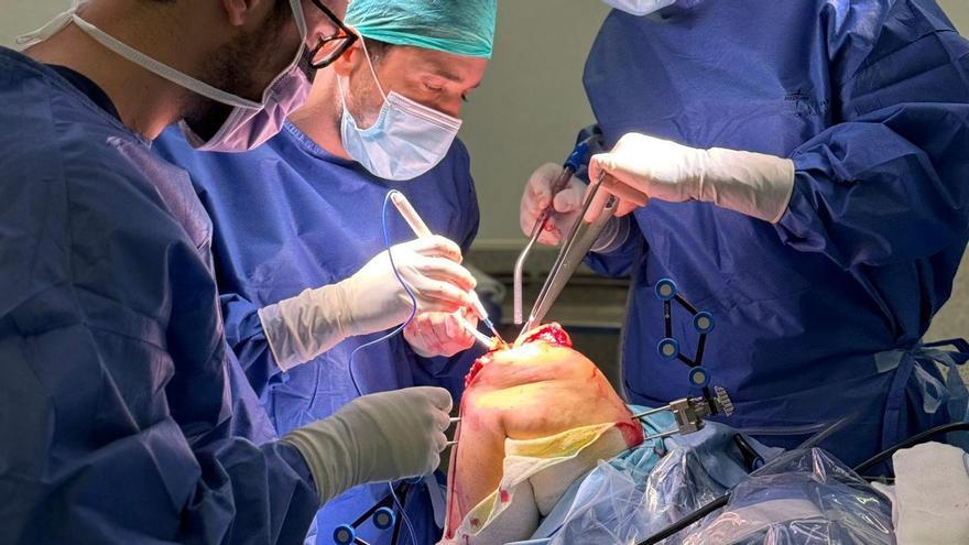 El Hospital del Vinalopó comienza a implantar prótesis de rodilla con cirugía robótica