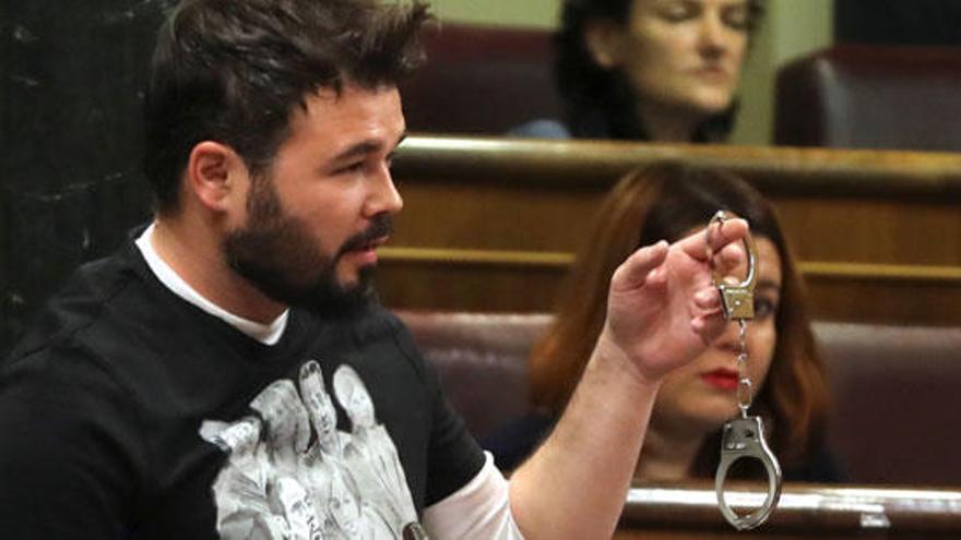 Rufián muestra unas esposas en el Congreso