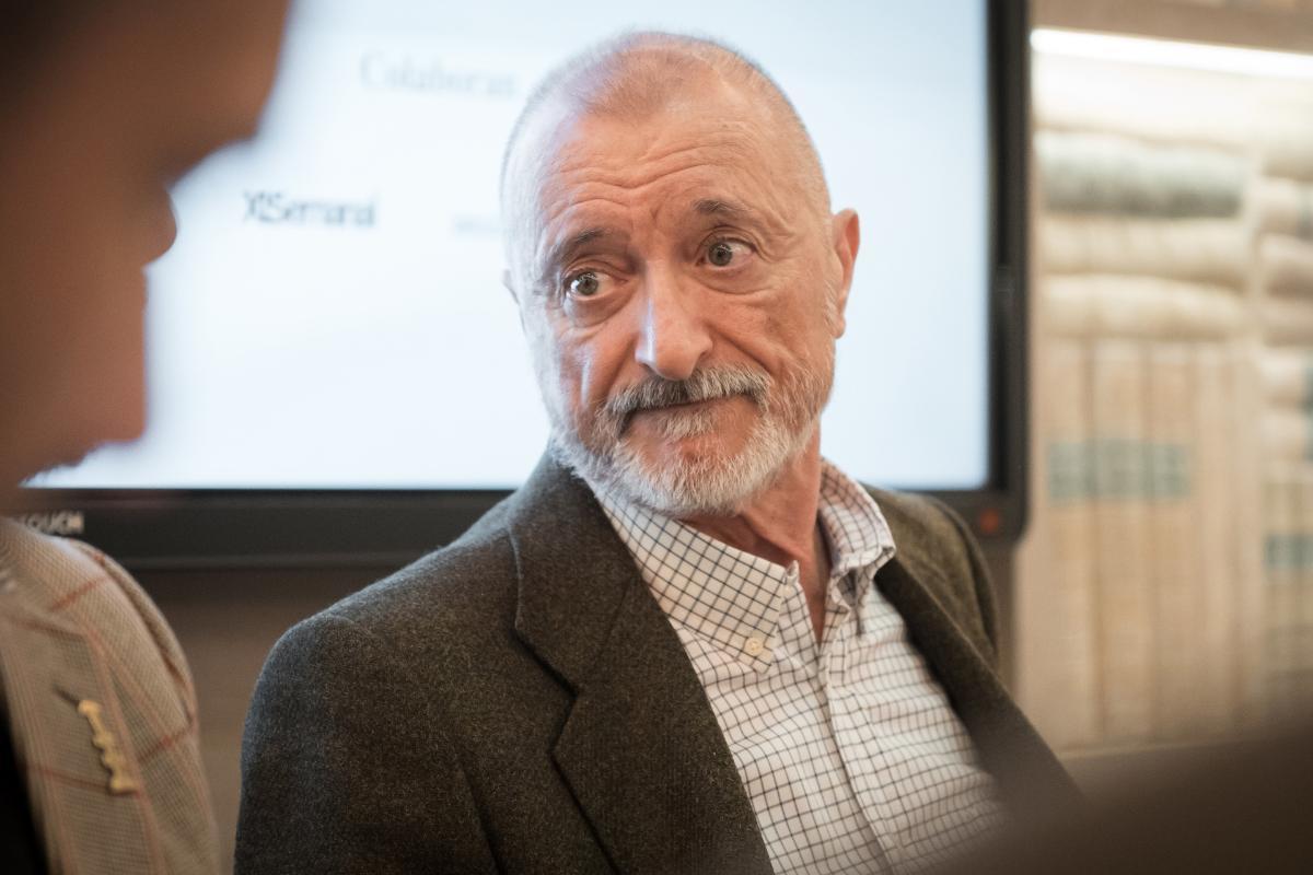 Arturo Pérez-Reverte, durante la lectura de la lista de los galardonados con los Premios Zenda 24/25.