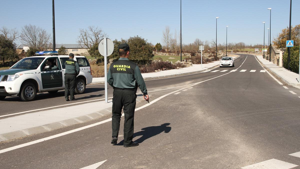 Patrulla de la Guardia Civil en Bermillo