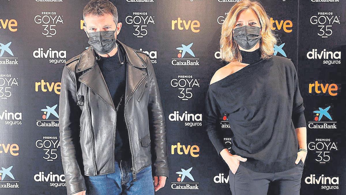 Los presentadores de la gala de los Premios Goya, Antonio Banderas y María Casado.