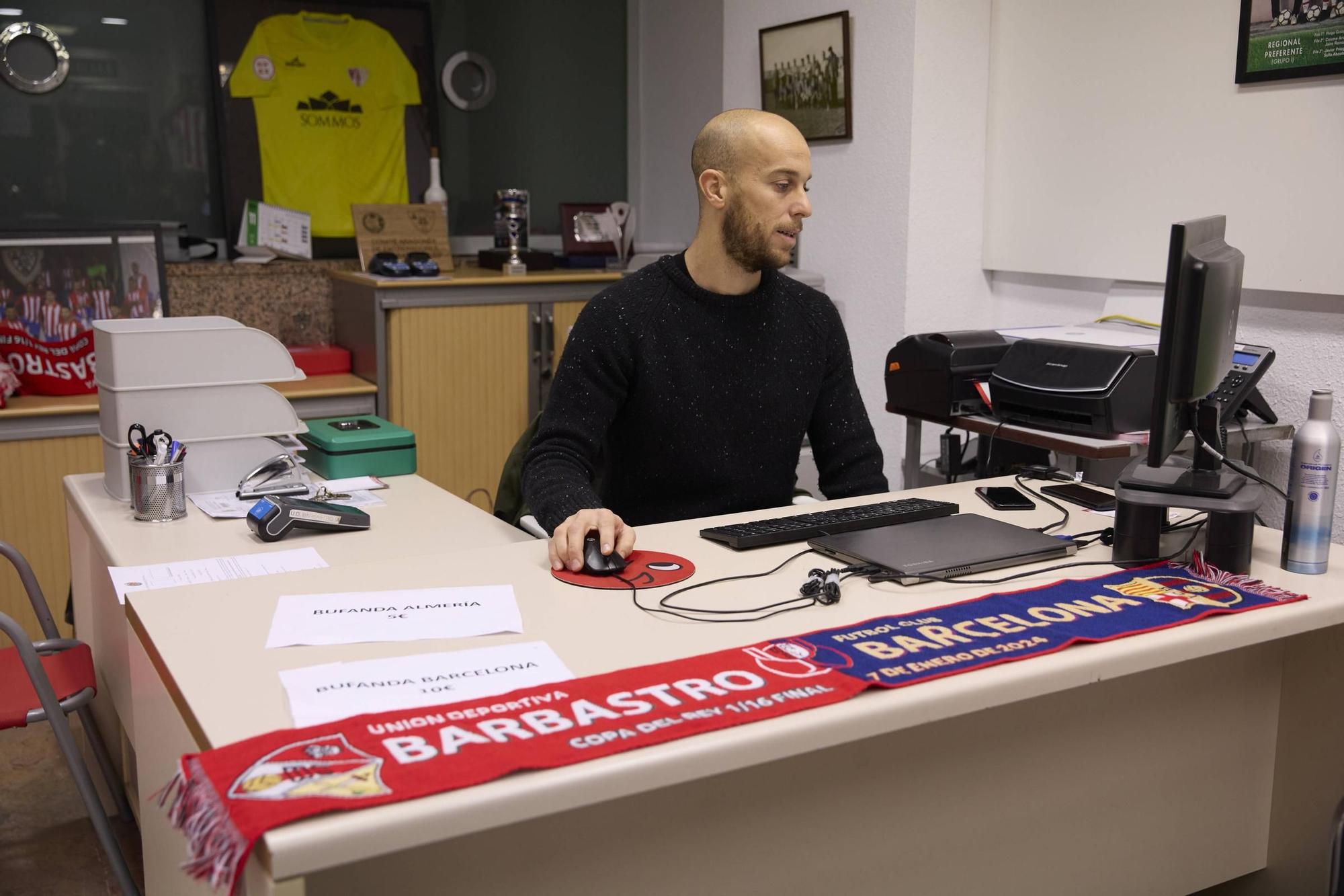 Perso, capitán del Barbastro, trabajando en la sede social del club