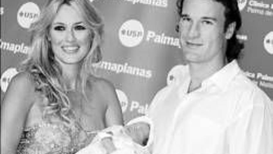 Carolina Cerezuela y Carlos Moyà: LA ACTRIZ Y EL TENISTA POSAN CON SU HIJA