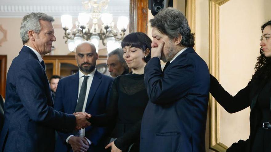 Rueda, a la izquierda, saluda a la hija de Alvarellos y a su marido.