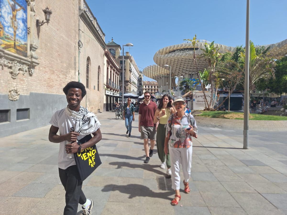 El ruta Sevilla Negra reta a través de una gynkana a los participantes a desentrañar la historia de la esclavitud en la ciudad en sus callejones y plazas.