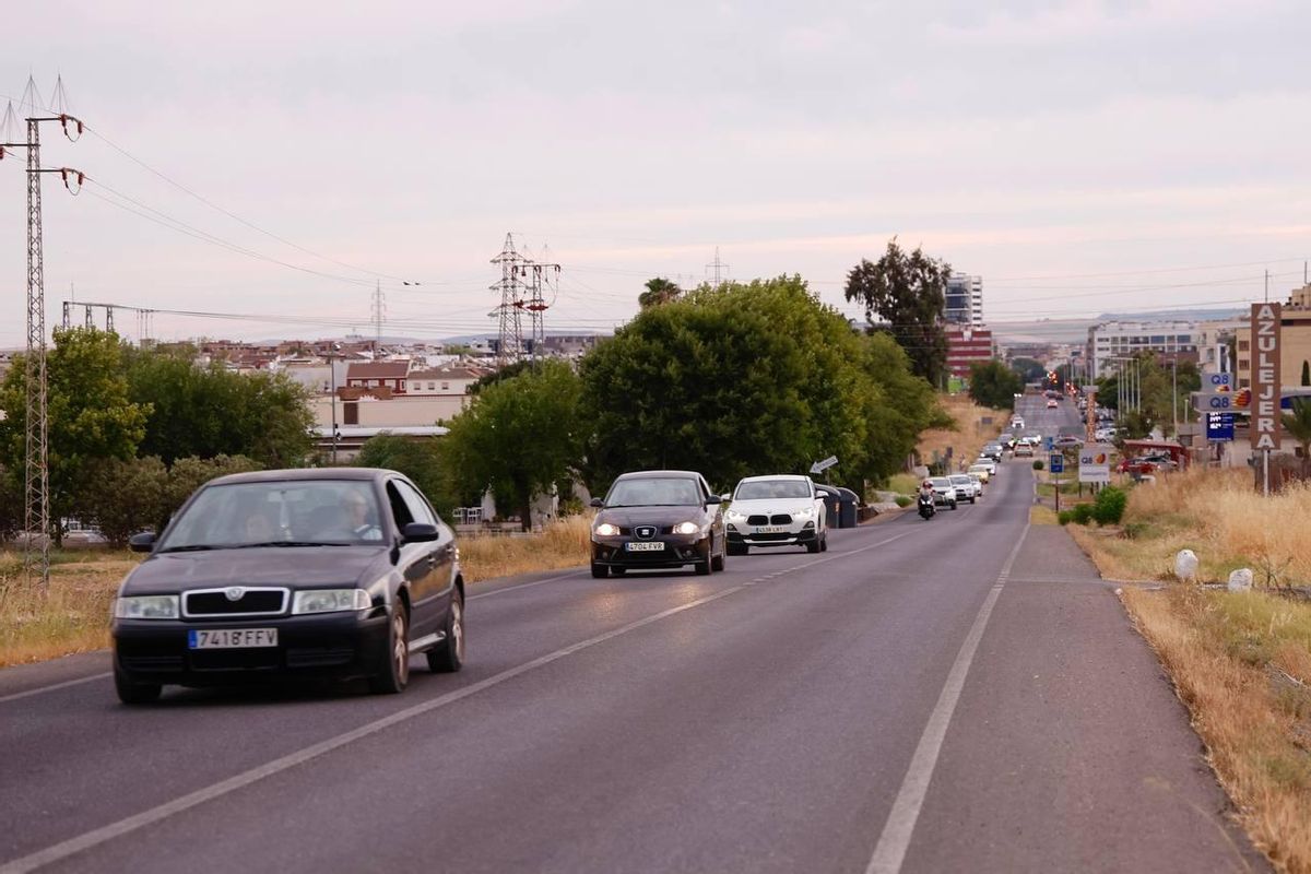 El tráfico retorna a la carretera de Trassierra una vez que el Infoca ha dado por estabilizado el incendio.