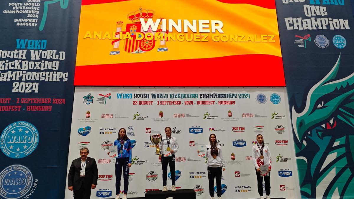 Analía Domínguez posa con la medalla de oro y el trofeo de campeona del mundo en el podio.