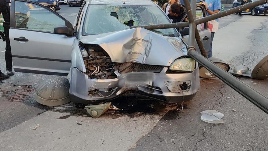 Resulta herido tras perder el control de su vehículo y chocar contra una farola en Pérez Galdós